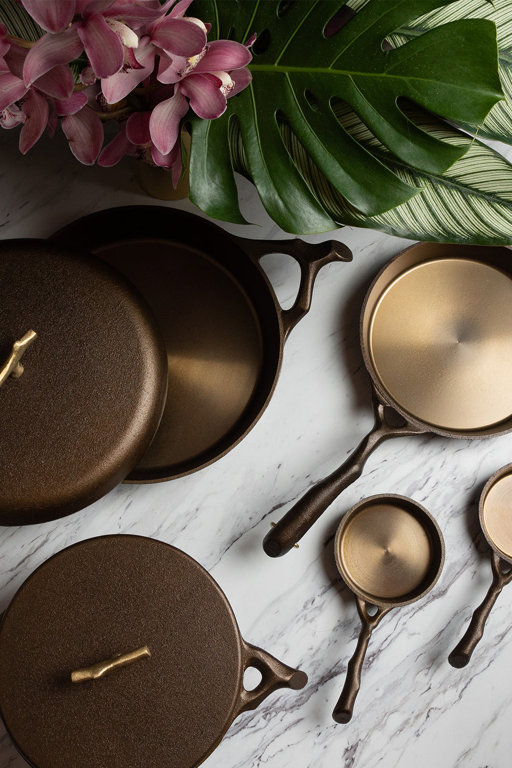 Set of cast iron outlet cookware
